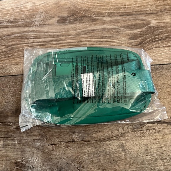 NEW LULULEMON EVERYWHERE BELT BAG COLOR CASCADIA GREEN - Picture 8 of 8